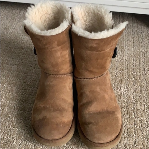 Chestnut short bailey button Uggs! - Picture 6 of 6